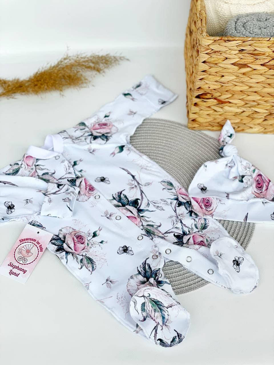 

Человечек (слип) с шапочкой на для новорожденных "розы на белом"