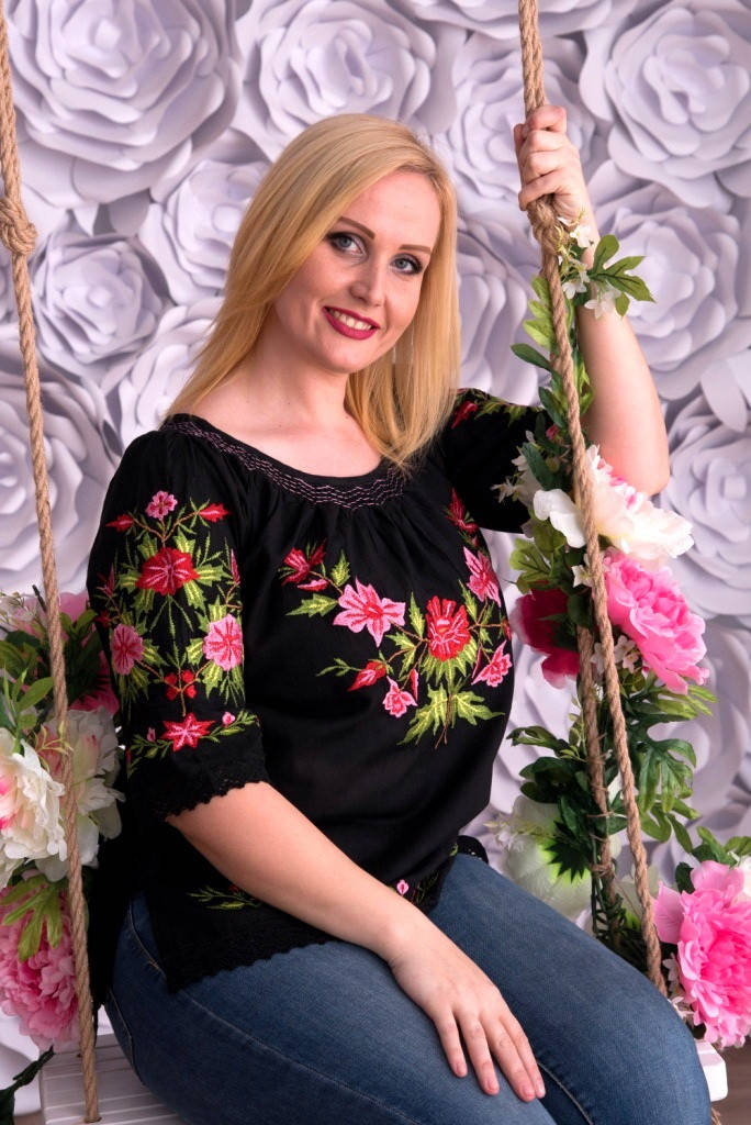 

Легка жіноча чорна полотняна вишиванка з яскравою подільською вишивкою квітами №142-3 54, Черный