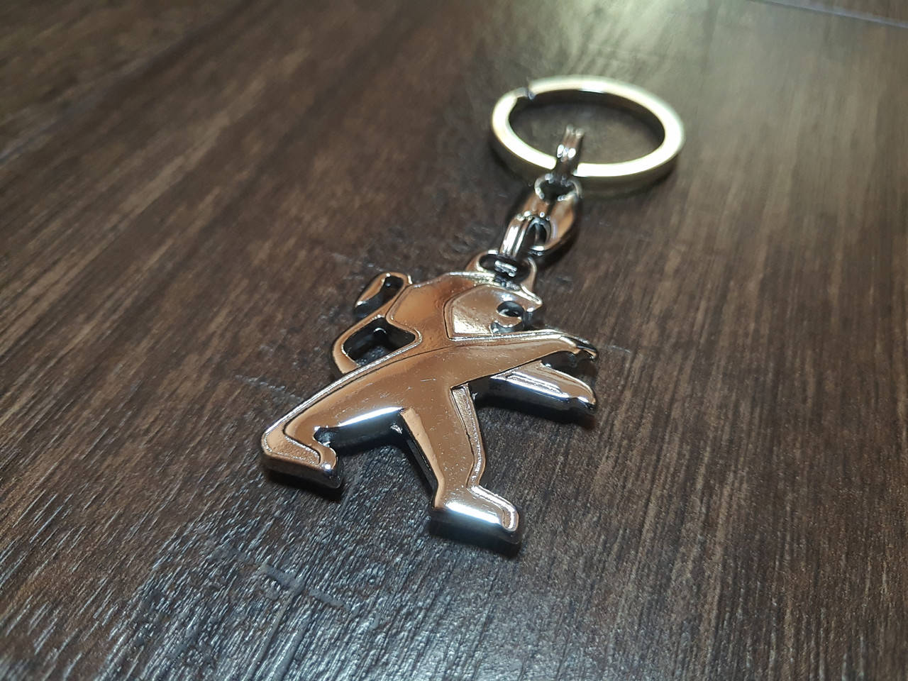 

Брелок Peugeot с логотипом хромированный