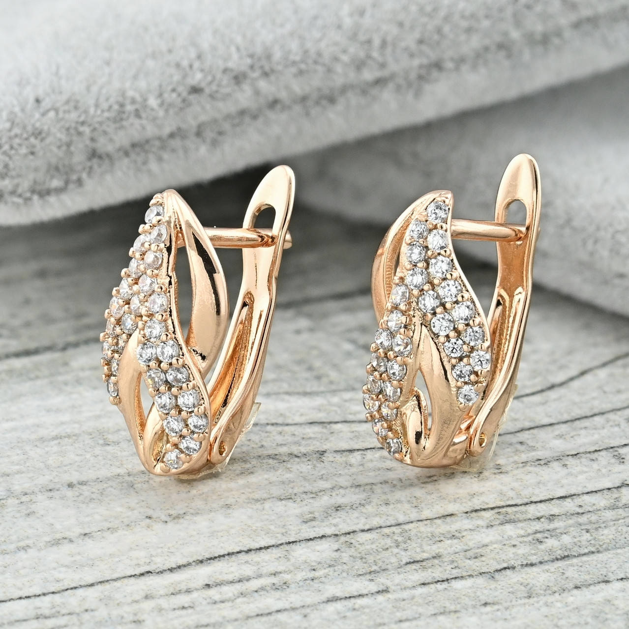 

Серьги Xuping 35490 размер 14х7 белые фианиты мм вес 1.8 г позолота 18К