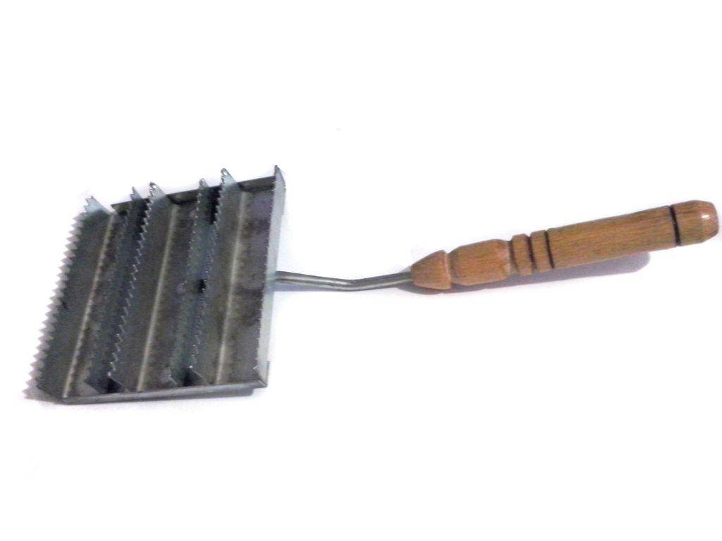 

Щетка для чистки скота с деревянной ручкой.