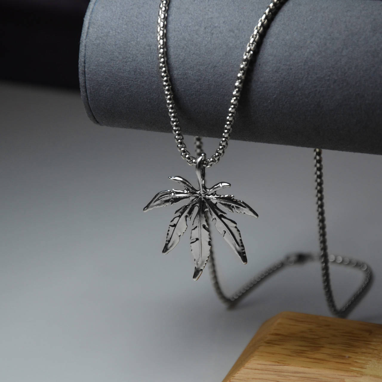 

Мужской Кулон на Шею "Лист Конопли" из нержавеющей стали