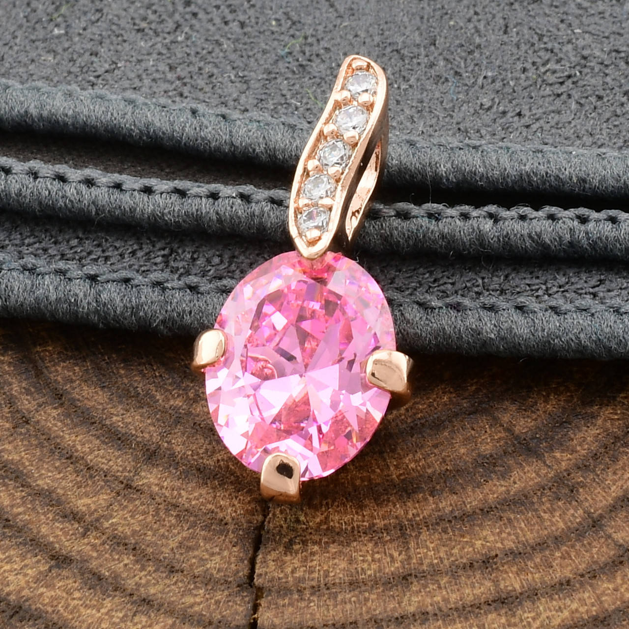 

Кулон Xuping для цепочки до 3 мм 81058 размер 20х10 мм розовые фианиты вес 1.8 г позолота РО