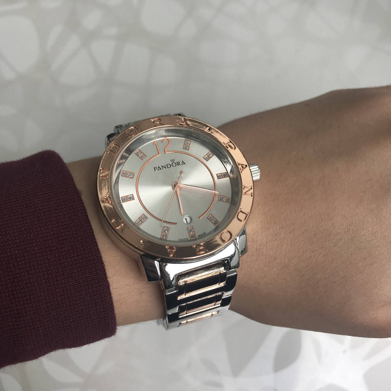 

Женские наручные часы металлические с датой со стразами серебристые с розовым золотом