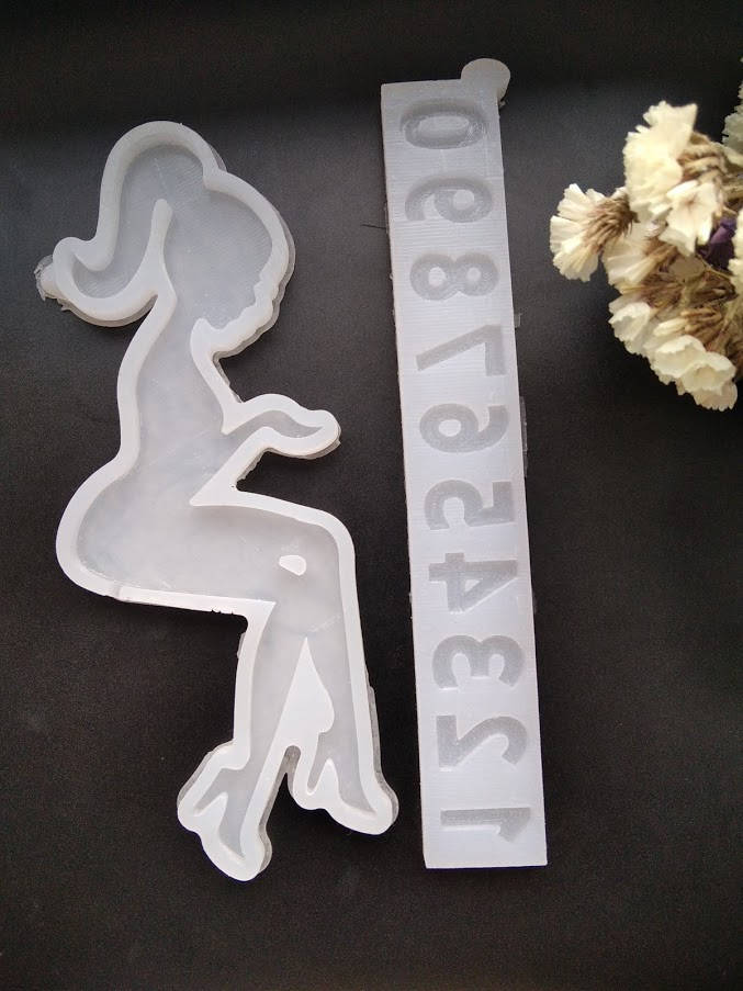 

Силиконовый молд для леденцов "Девочка сидячая большая с цифрами"