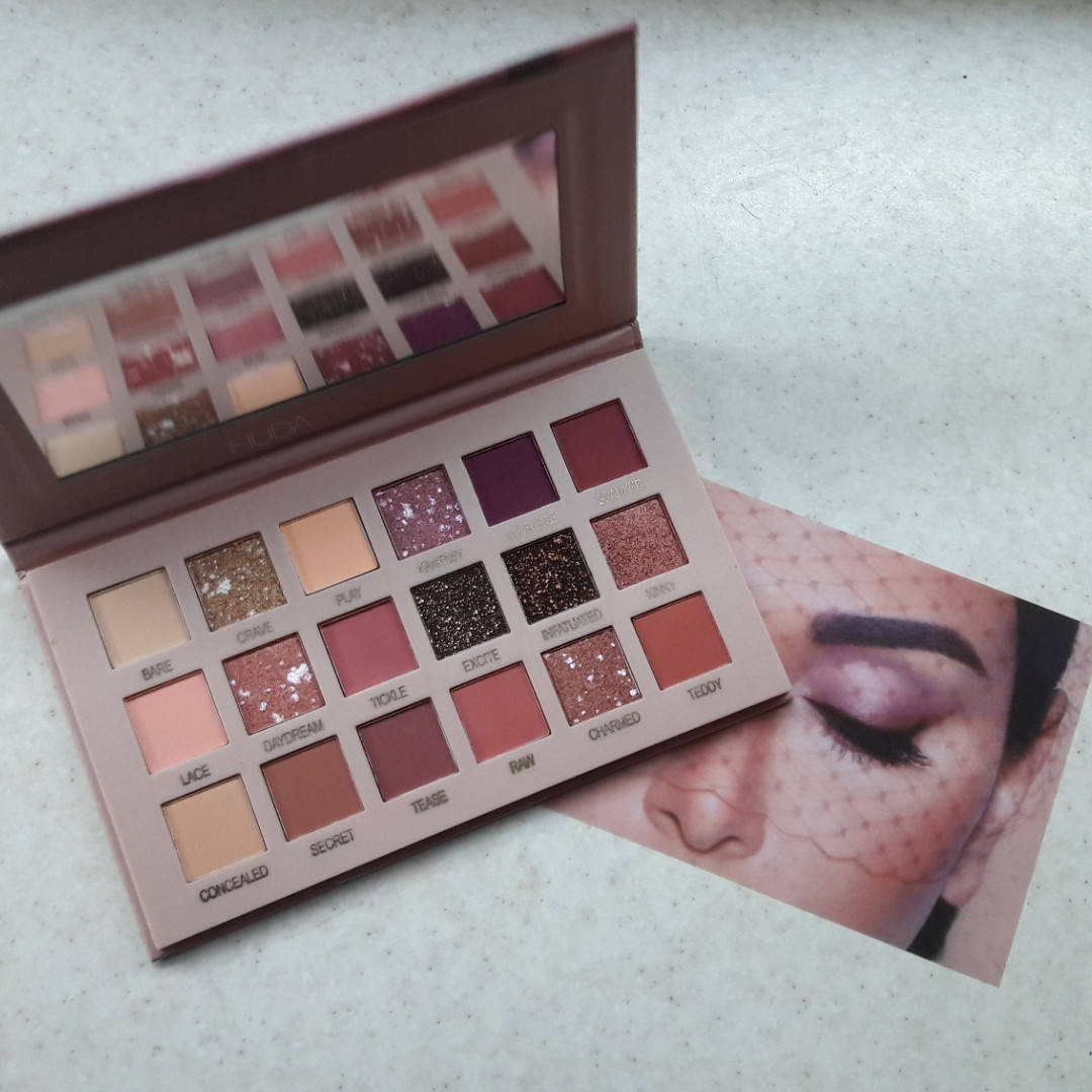 

Палитра теней для макияжа HudaBeauty New Nude Palette