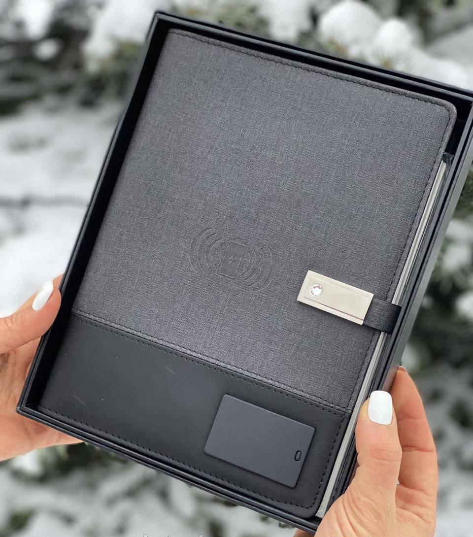 

Блокнот, бизнес-ежедневник с флешкой 16 Гб и беспроводной зарядкой, Powerbank Черный