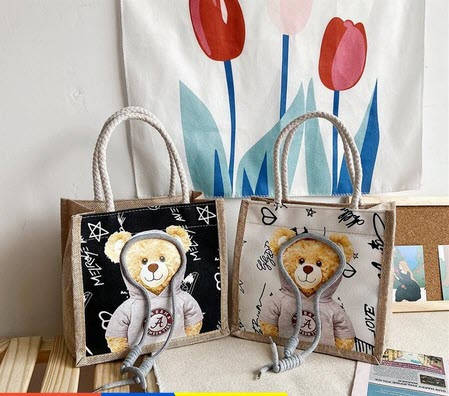 

Стильная небольшая сумка с принтом Медвежонка