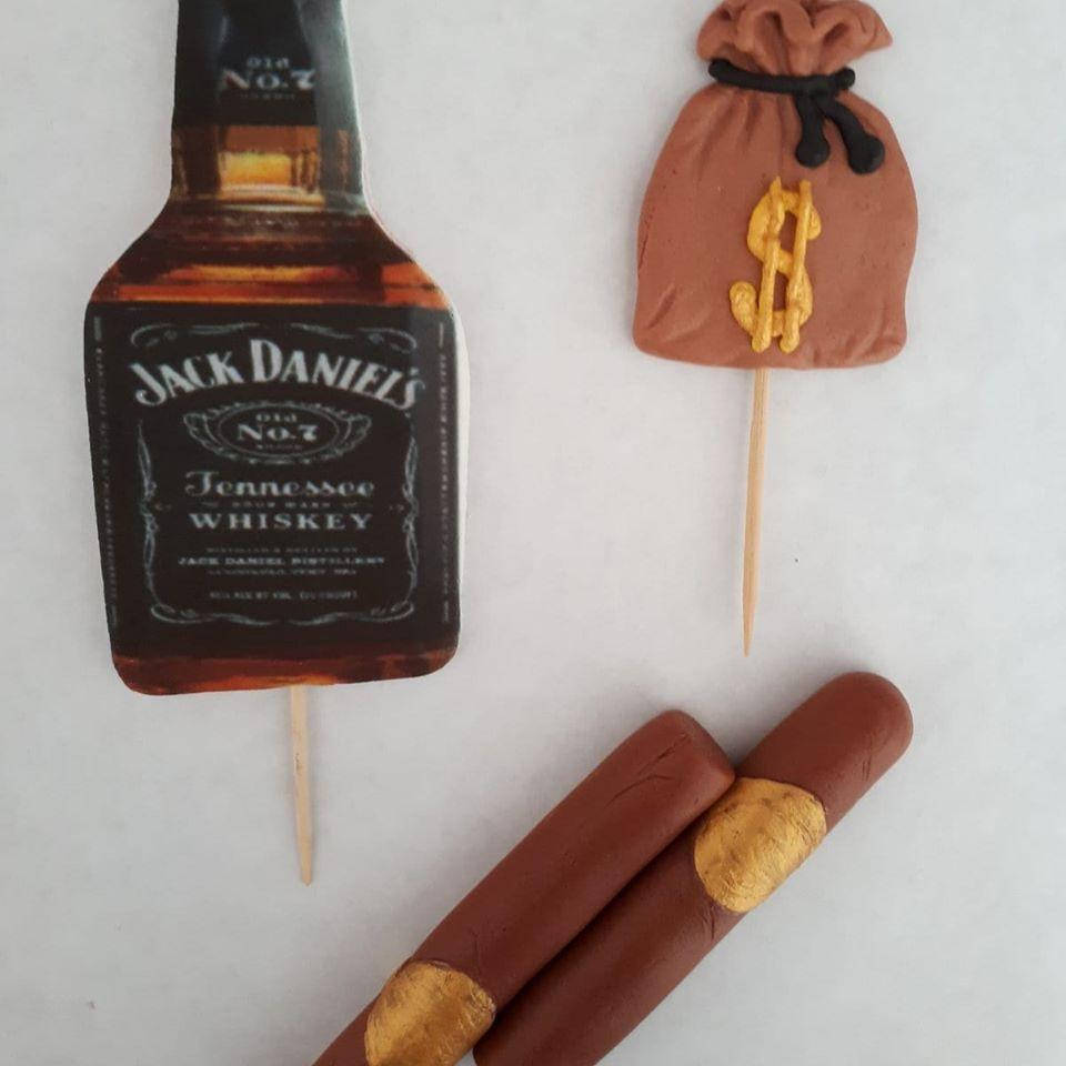 

Украшение на торт с мастики для мужчин.