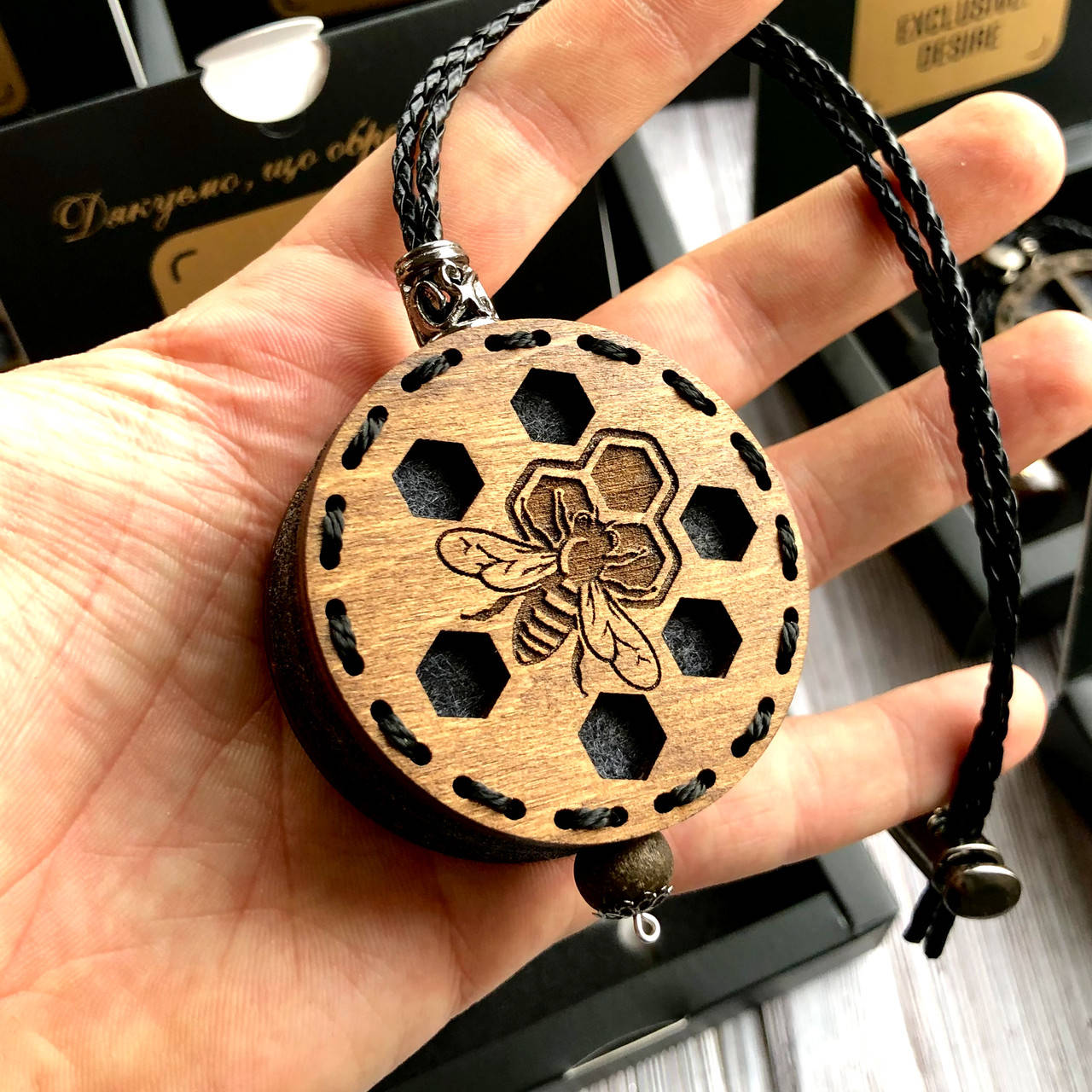 

Ароматизатор в машину из дерева и войлока Пчела