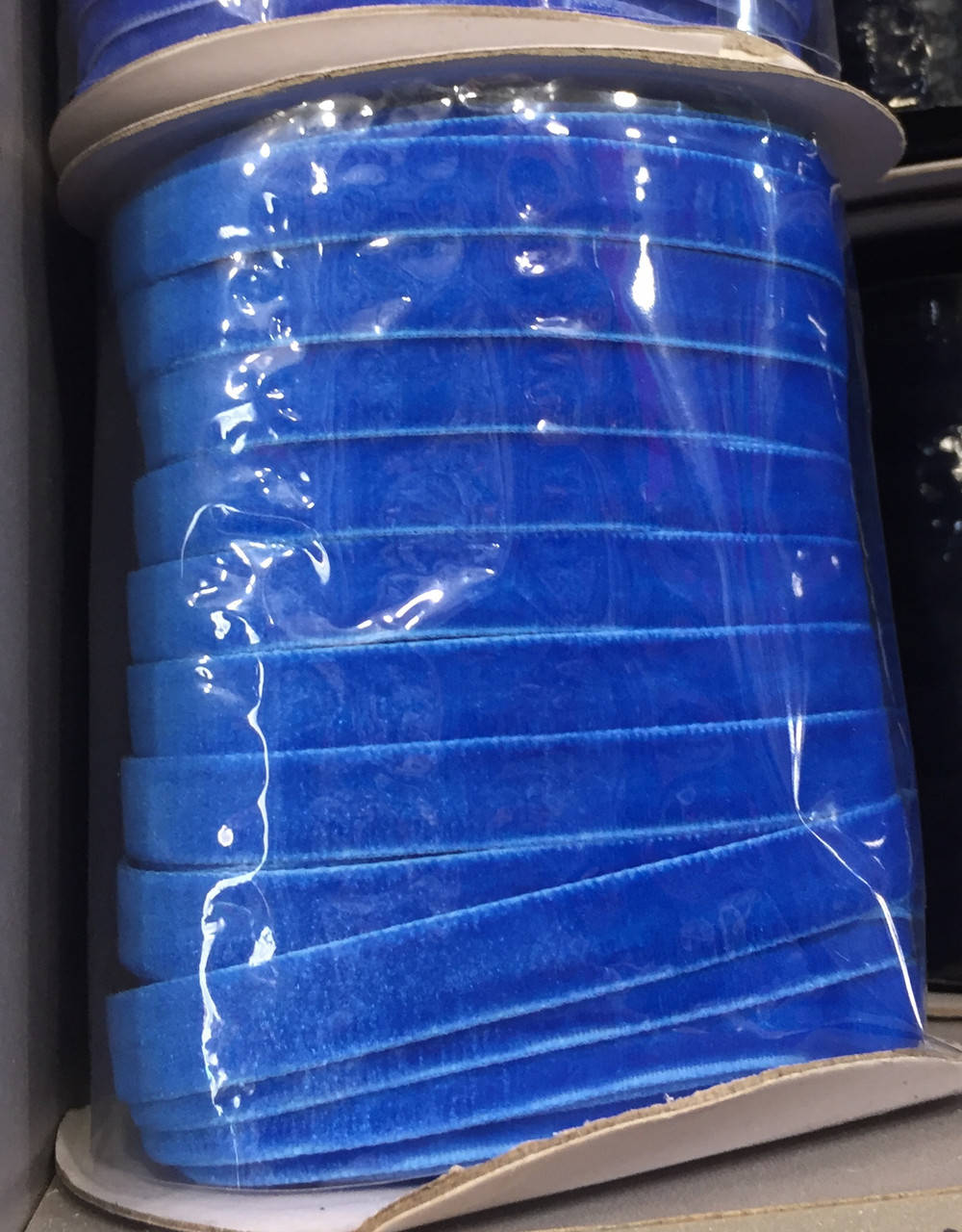 

Лента бархатная 1см синий