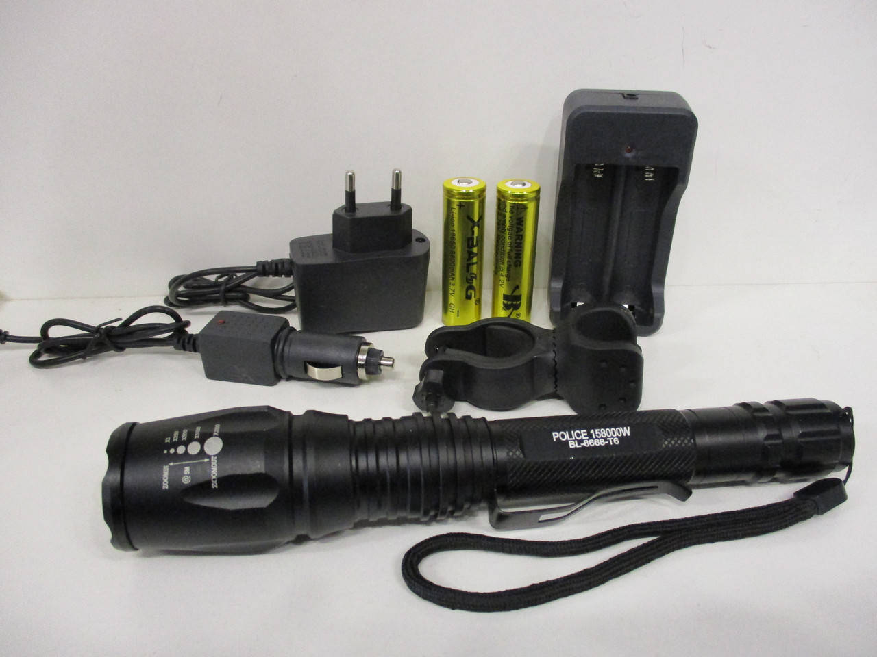 

Ручной фонарик Bailong Police 8668-T6 черный, XML T6, 8800 mAh, 5 режимов, фонарик ручной