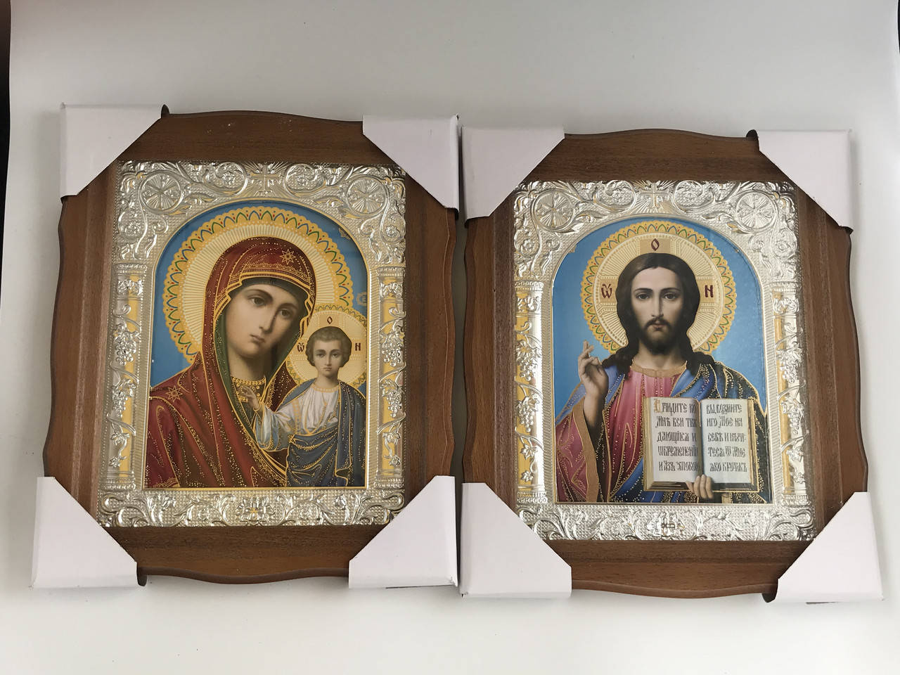

Икона парная в светлых деревянных рамках