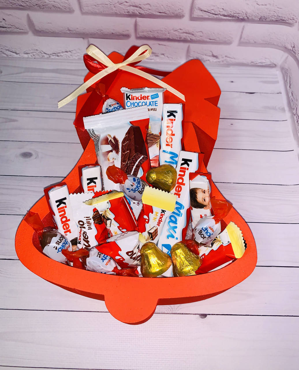 

Подарочный бокс в форме звоночка с конфетами