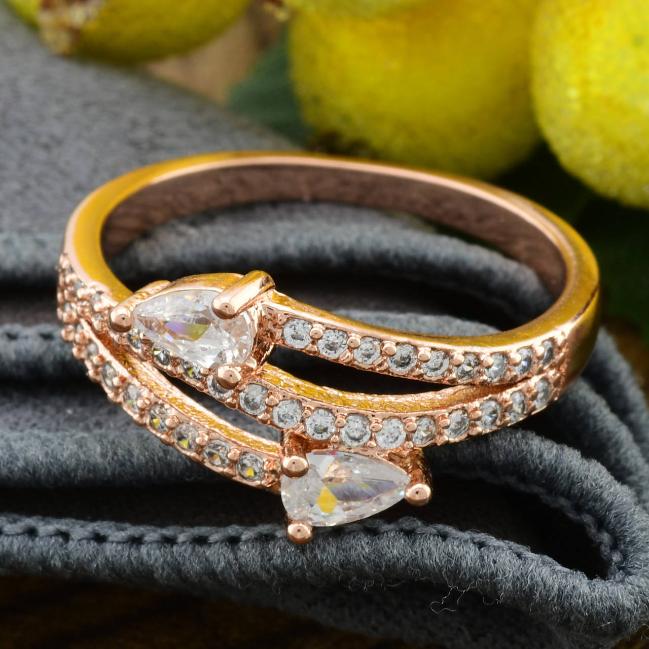 

Кольцо Xuping 14095 ширина 9 мм белые фианиты позолота РО размер 17