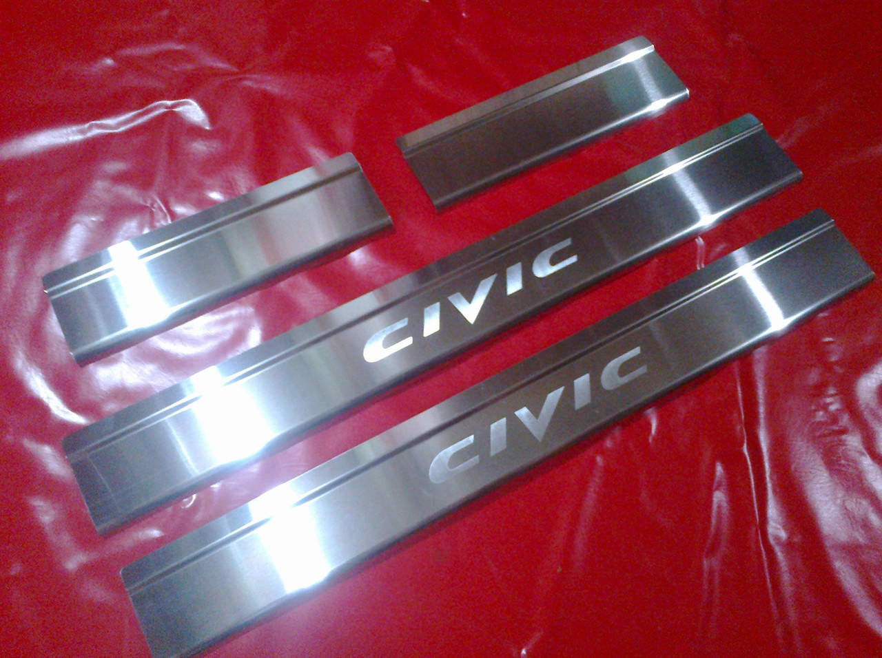

Накладки на пороги HONDA CIVIC 8 2006+