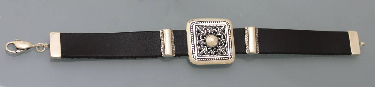 

Браслет из серебра 925 пробы на коже.