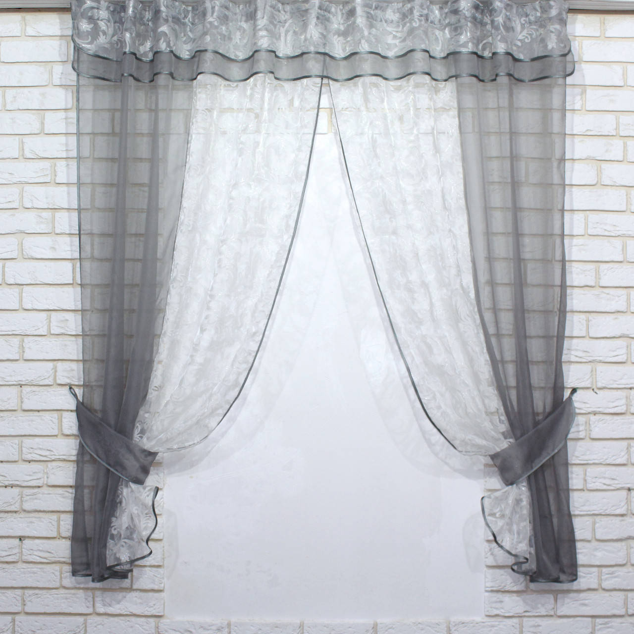 

Кухонные шторки (260х170см.). На карниз 1,5м. Цвет серый с белым. Код 083к 50-196