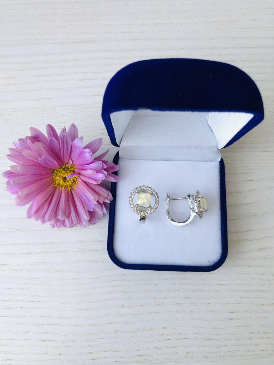 

Серебряные серьги с белым опалом и россыпью фионитов в подарочном футляре