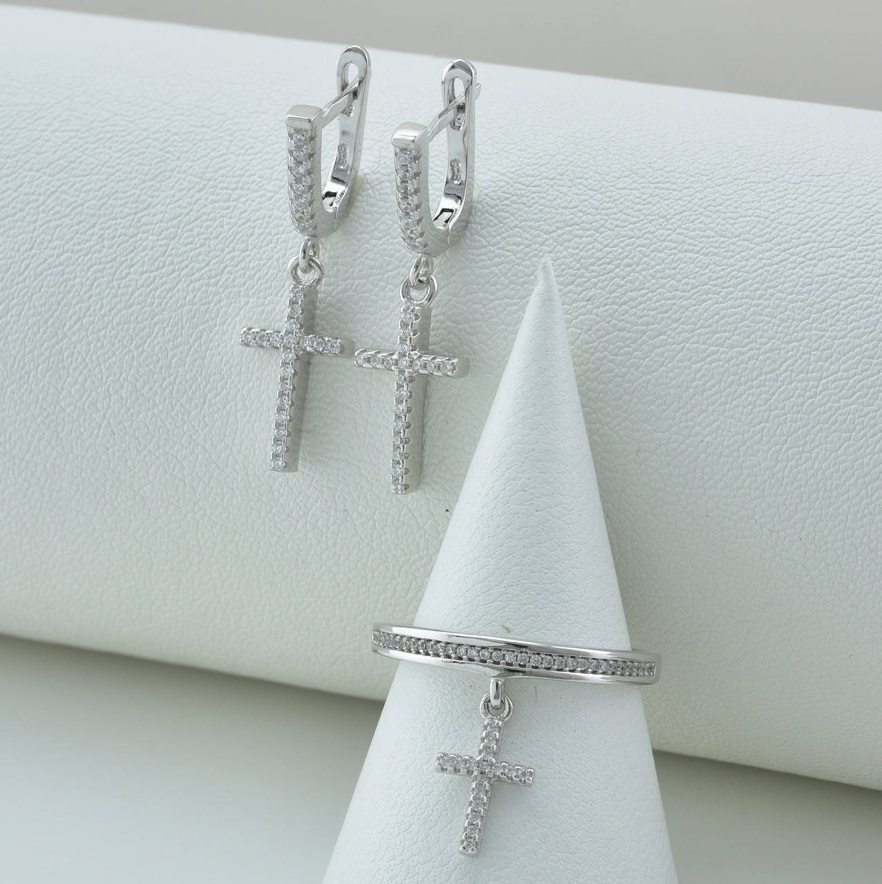 

Серебряный набор кольцо + серьги 27х8 мм вставка белые фианиты размер 18