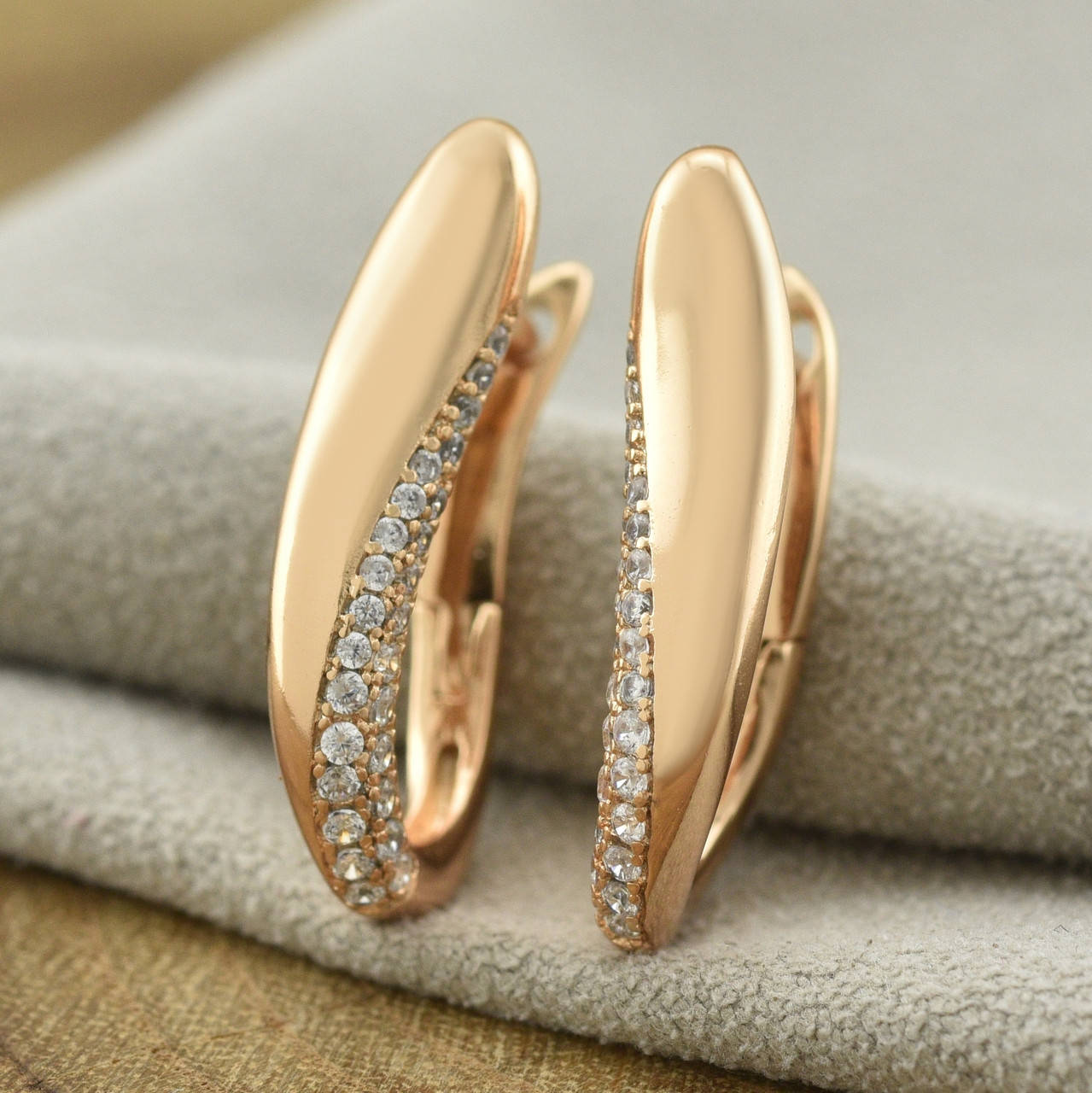 

Серьги Xuping 31661 размер 22х4 мм белые фианиты вес 3.7 г позолота 18К