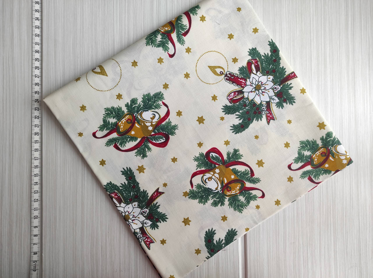 

Польская бязь с новогодним рисунком Золотые колокольчики на кремовом фоне. Отрез 50*50 см, Зелёный
