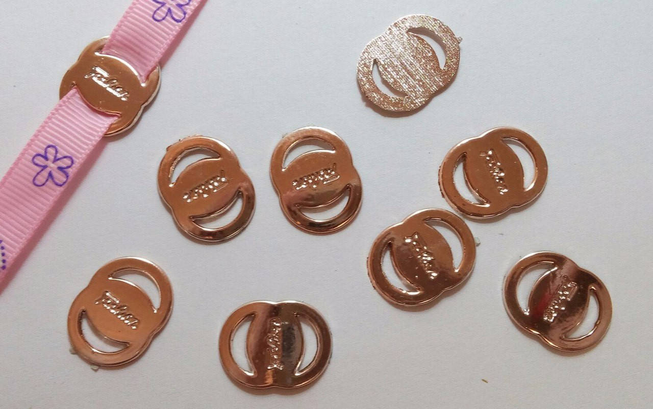 

Декоративная пряжка (пластик) 1,5*2 см, на ленту 0,8-0,9 см