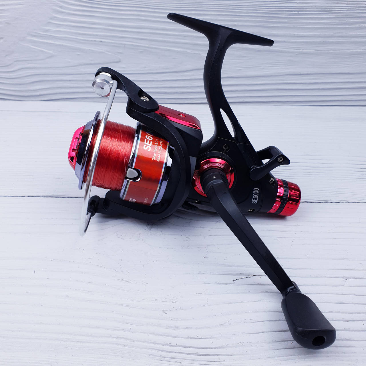 

Бюджетная карповая катушка с байтранером Feima SE- с леской, Красный