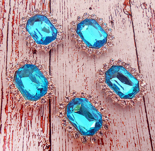 

Серединка №393, блакитна в сріблі. 1,7х2,1см (OSA-1361)