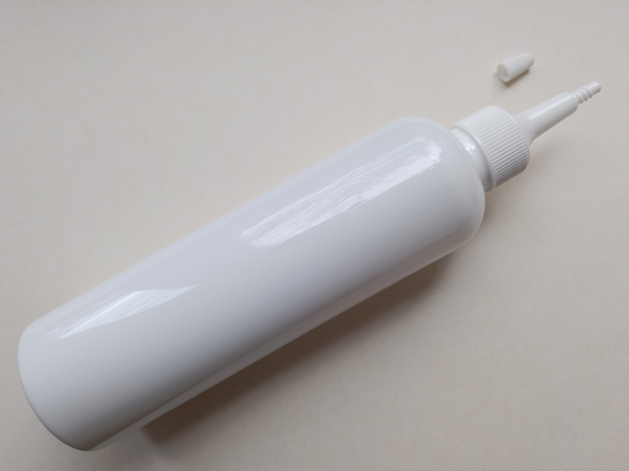 250 мл ПЕТ Круглий білий з білим довгим носиком, закруткою пластиковою, пластмасовий в комплекті для клея, суміші