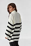 В'язаний светр у смужку зі змійкою на комірі — білий із чорним кольором, L (є розміри), фото 2