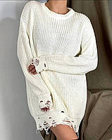 Трендовый женский свитер туника белая рванка с круглым воротом свободная объёмная удлинённая
