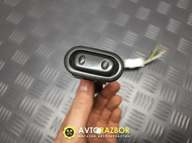 Кнопка электро стеклоподъемника пассажирской двери на Mazda 626 GE 1991 ...