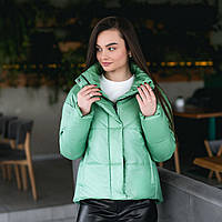 Женская стеганая короткая куртка оверсайз зеленая из плащевки без капюшона с утеплителем весенняя осенняя