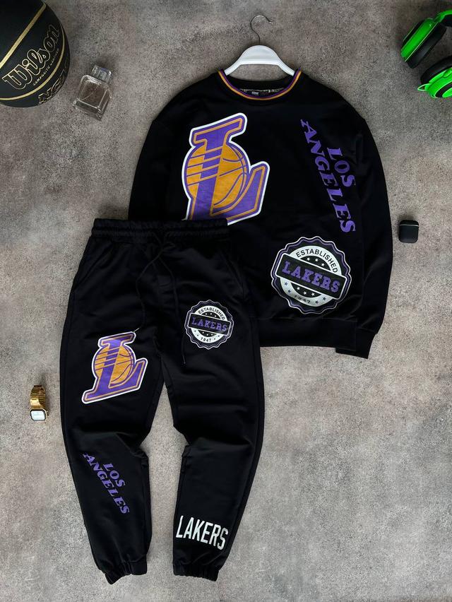 Мужской спортивный костюм Мужской спортивный костюм