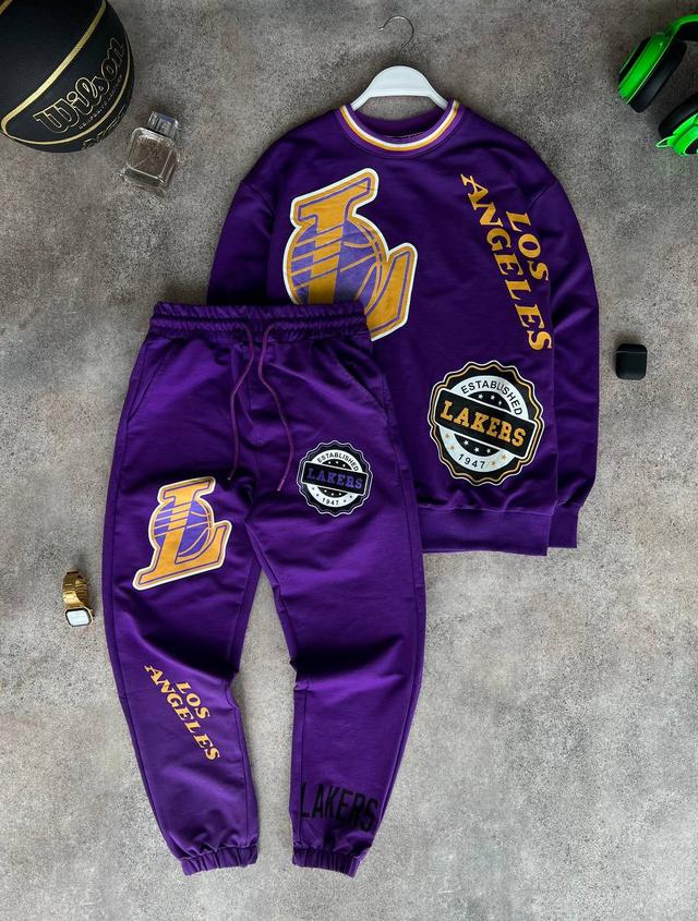 Мужской спортивный костюм Мужской спортивный костюм