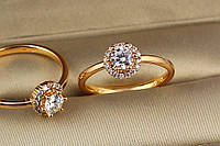 Кольцо Xuping Jewelry с белым камнем 5 мм на шесть креплений в кругу камешков р 20 золотистое