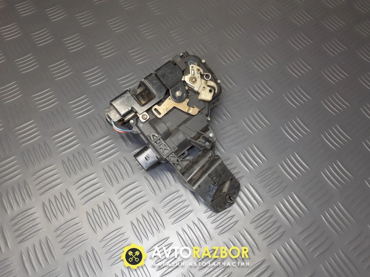 Замок передней левой (водительской) двери электро на Volkswagen VW ...