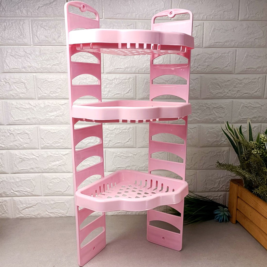Кутова пластикова триярусна полиця у ванну рожевого кольору
