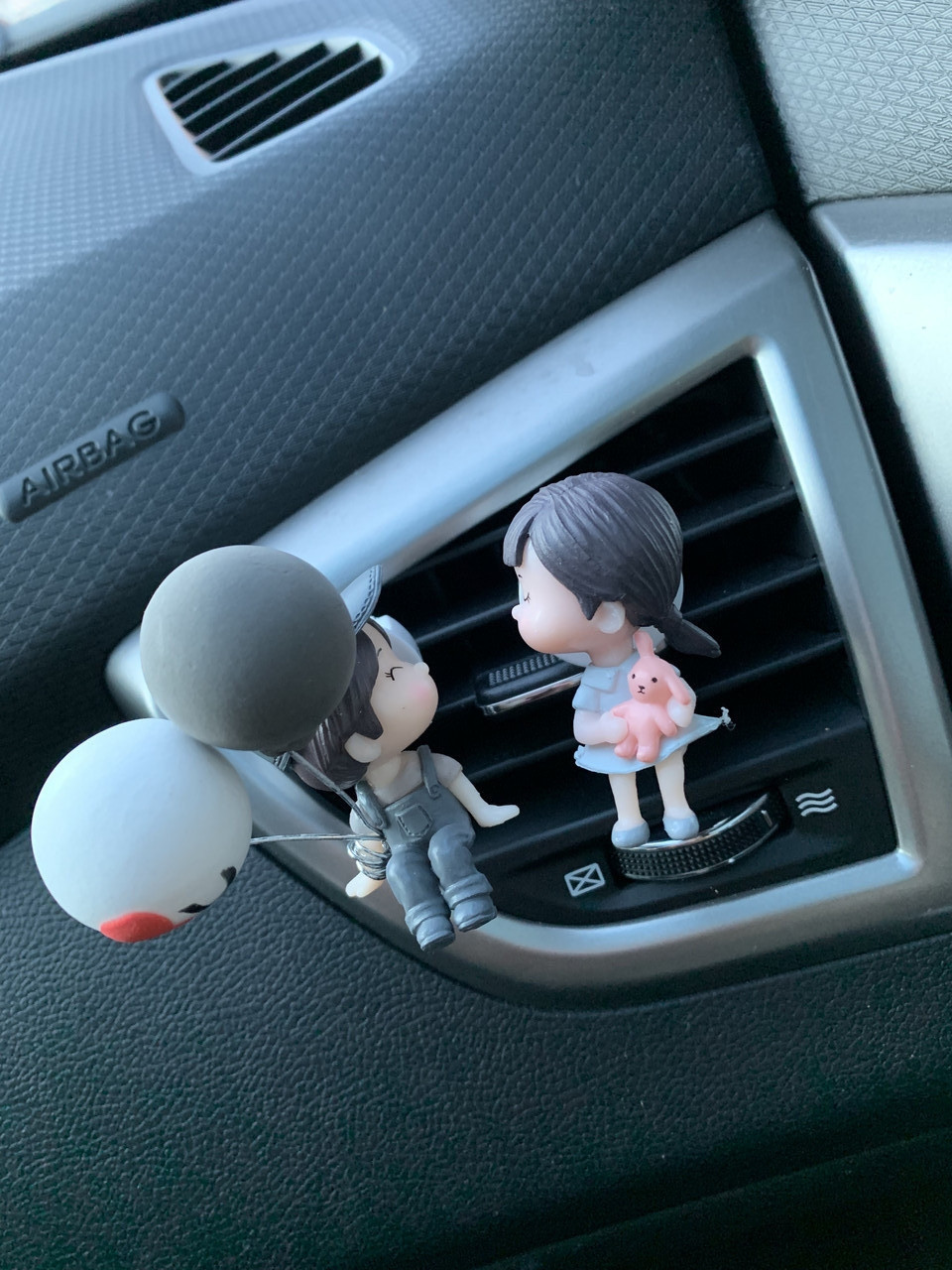 Ароматизатор у автомобілі Love is у коробці — позитивний подарунок автомобілісту, фото 1