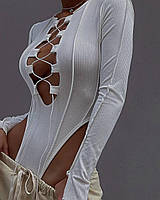 Стильное женское однотонное боди в рубчик мустанг со шнуровкой на груди белый и черный на кнопках