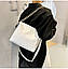 Жіноча біла сумочка з фактурним тисненням і ланцюжком, фото 3