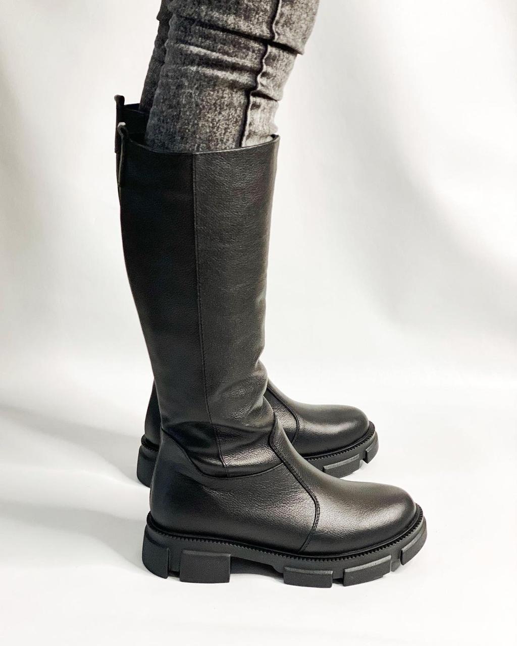 Жіночі зимові шкіряні високі чорні чоботи на тракторній підошві на хутрі, фото 1