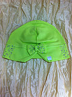 Зелёная шапочка весна - осень украшена камнями с разрезом и бантом сзади