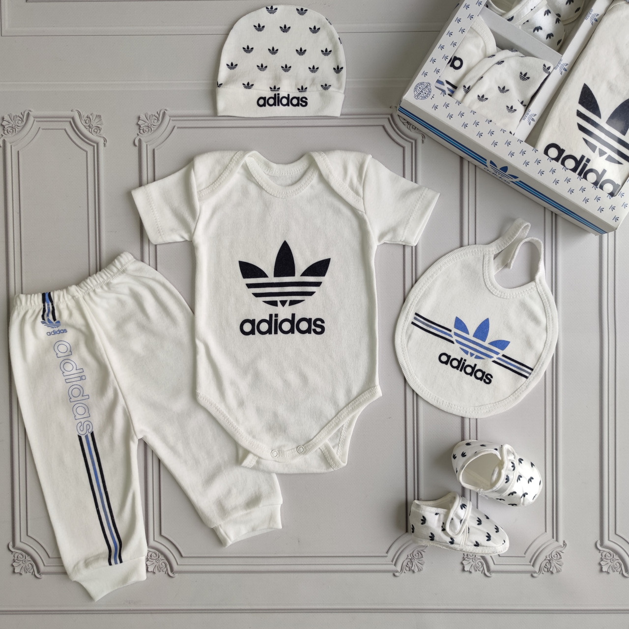 Подарунковий набір для новонароджених, комплект на виписку Adidas