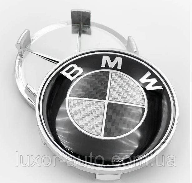 Колпачки карбоновые (заглушки) в литые диски BMW (БМВ) 68 мм Черно-белые карбоновые - фото 1 - id-p1685649014