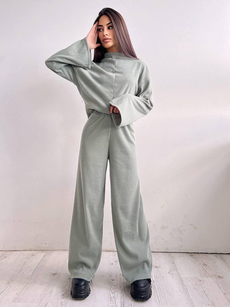 Стильний жіночий теплий костюм кофта під горло та розклешені штани трикотаж рубчик Db5135