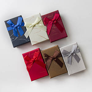 Коробочка квадратная картонная подарочная с бантиком и узорами под набор размер 8/5/3 см 24 шт в упаковке