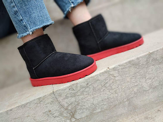 Уги чорні короткі на червоній підошві екозамша жіночі зима UGG, фото 4