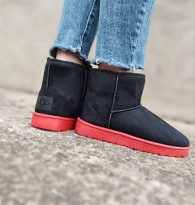 Уги чорні короткі на червоній підошві екозамша жіночі зима UGG, фото 6